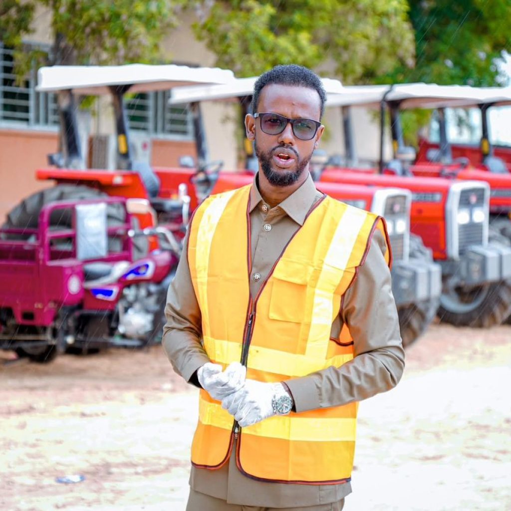 Agaasimaha Guud ee Wasaaradda Beeraha iyo Waraabka JFS, Eng. Maxamed Xasan Cabdulle, ayaa maanta isaga iyo qaar ka mid ah shaqaalaha Wasaaradda ka qayb galay ololaha is-xilqaanka nadaafadda ee ka dhacay xarunta dhexe ee Wasaaradda.