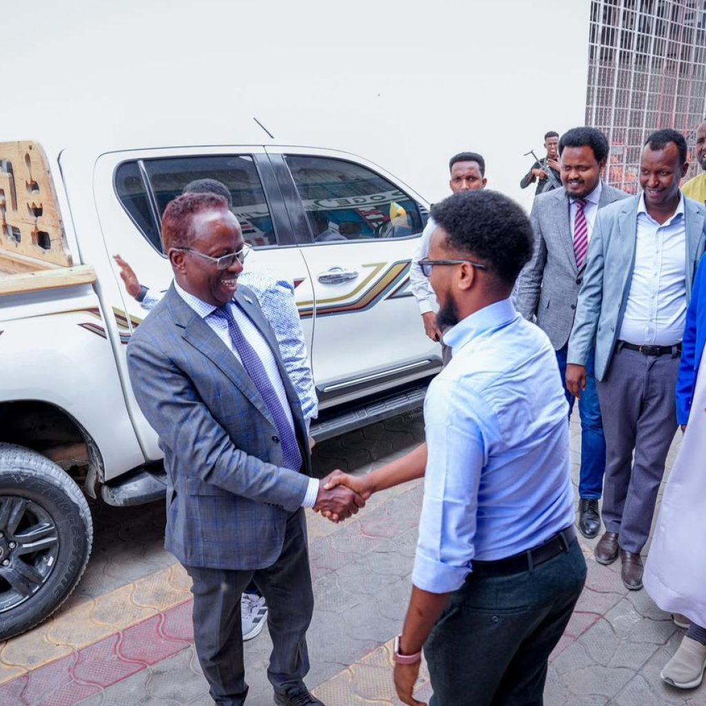 Wasiirka Wasaaradda Beeraha iyo Waraabka JFS, Xil. Maxamed Cabdi Xayir (Maareeye) Iyo wafdi uu hogaaminaayo ayaa booqasho ku tagay xarunta shirkadda Gaalooge, Wasiirka iyo wafdigiisa waxaa soo dhaweeyay Guddoomiyaha Degmada Garasbaaleey iyo madaxda shirkadda Gaalooge.